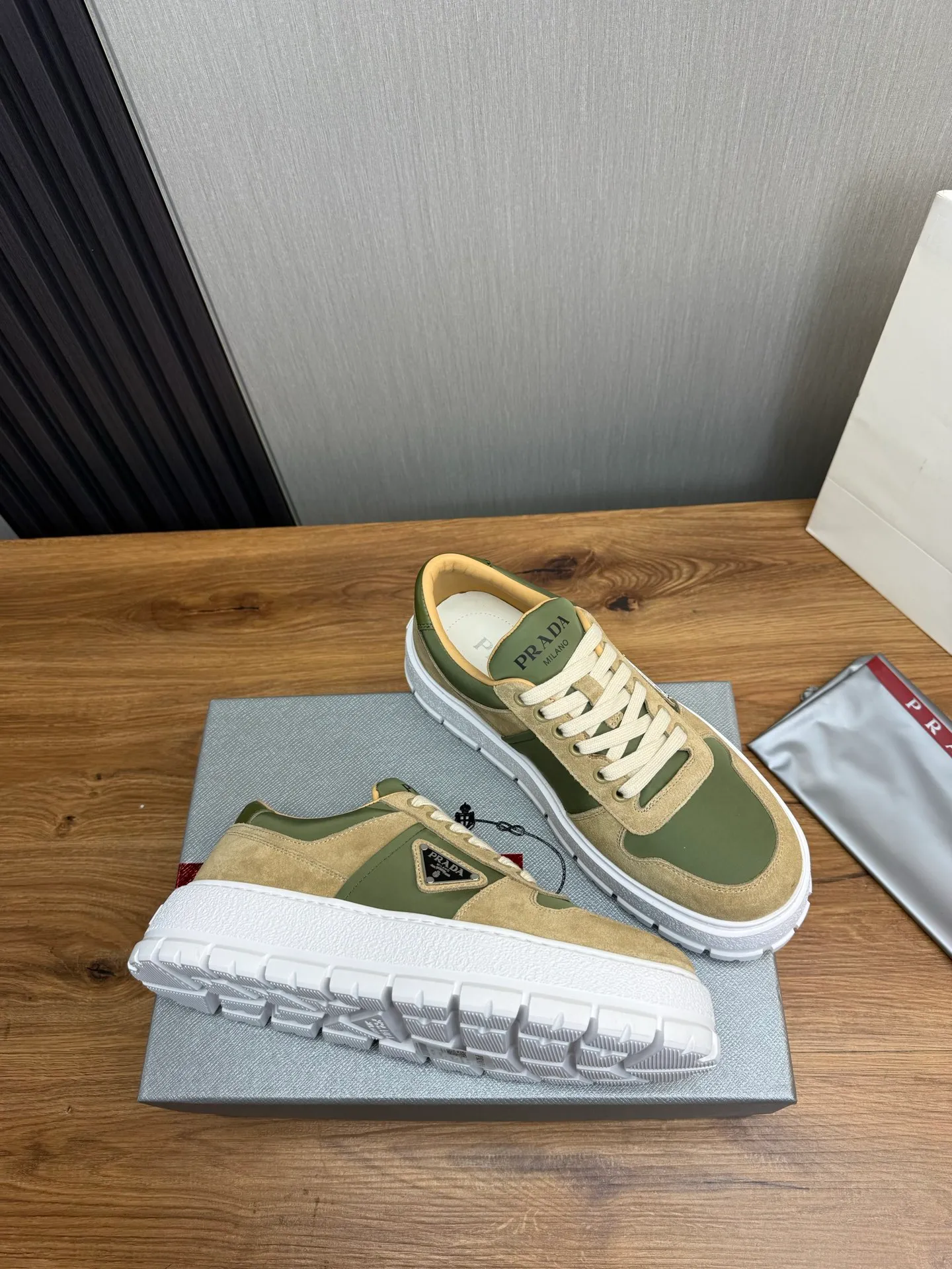 Men's shoes 💰620💰 [PRADA] Autumn and winter hot men's shoes are shipped 👏Official website synchronized ⬆️Original fly-woven cowhide fabric + cowhide lining, 1⃣️:1⃣️reproduction, original sole, 38-45 (45. Customized, non-refundable)